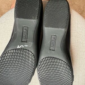 Women’s like new CLIFFS by White Mountain black leather flats. SUPER COMFORTABLE